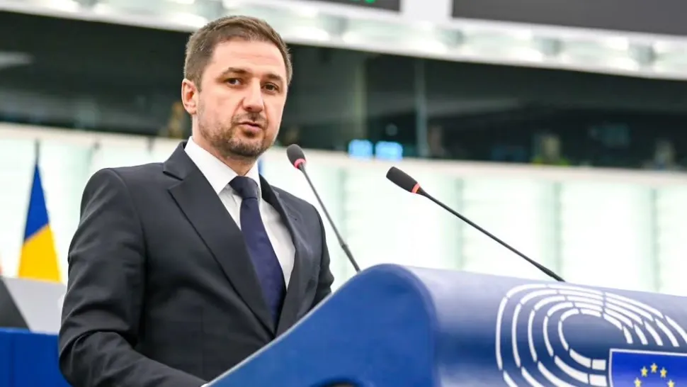 Adrian Axinia (europarlamentar AUR/ECR): „Guvernul Bolojan a creat o structură paralelă pentru gestionarea marilor proiecte de infrastructură și a transformat investițiile publice într-o nouă sursă de sinecuri și control politic”