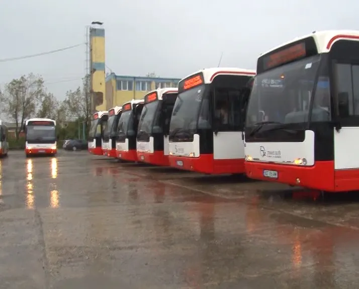 Ploieștenii mai au de așteptat până vor circula cu autobuze noi. Licitația este blocată