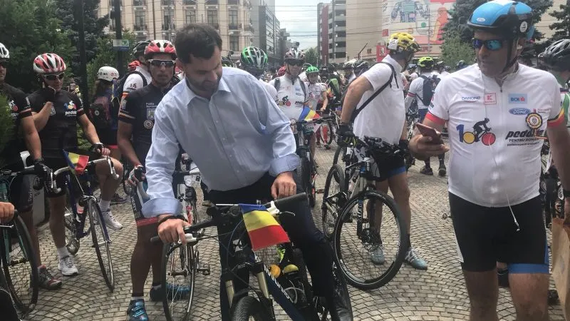 Turul Centenarului pe bicicletă organizat de Lucian Mândruță a ajuns la Ploiești. Primarul Dobre, provocat să meargă pe bicicletă VIDEO