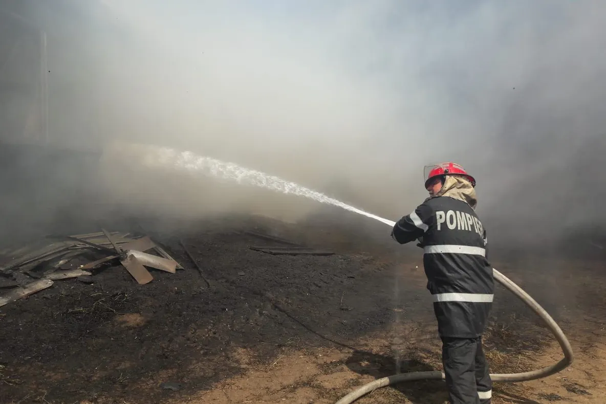 Trupul unui bărbat,  găsit carbonizat în urma unui incendiu, la Blejoi