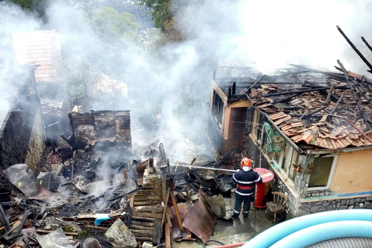 Incendiu în Prahova! Două case, cuprinse de flăcări în Comarnic FOTO