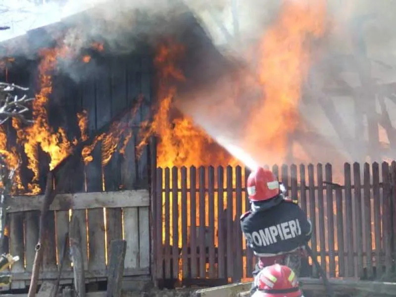 Incendiu la două case din Ploiești!