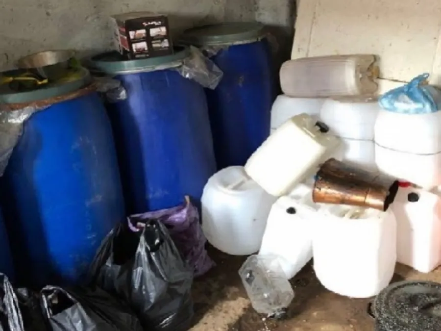 Două tone de țuică, confiscate în urma unor percheziții la Drajna