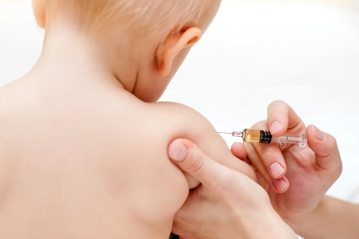 300 de bebeluși din Prahova, restanţieri la vaccinarea împotriva hepatitei B, din lipsa vaccinului
