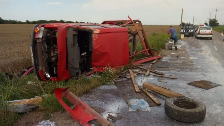 FOTO Un TIR și o autoutilitară care transporta oi, implicate într-un accident la Ariceștii Rahtivani