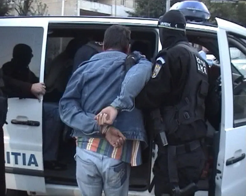 Doi ploieşteni, prinşi de poliţişti când spărgeau un autoturism
