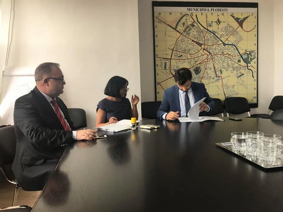 Primarul Adrian Dobre a semnat contractul pentru achiziționarea primelor 10 autobuze. Cum arată și când vor ajunge la Ploiești| FOTO&amp;VIDEO
