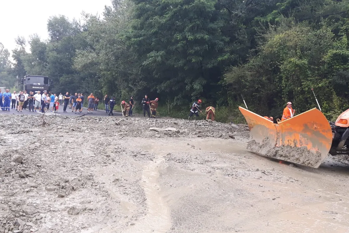 Trafic blocat pe DN1 la Nistorești din cauza aluviunilor ajunse pe carosabil VIDEO