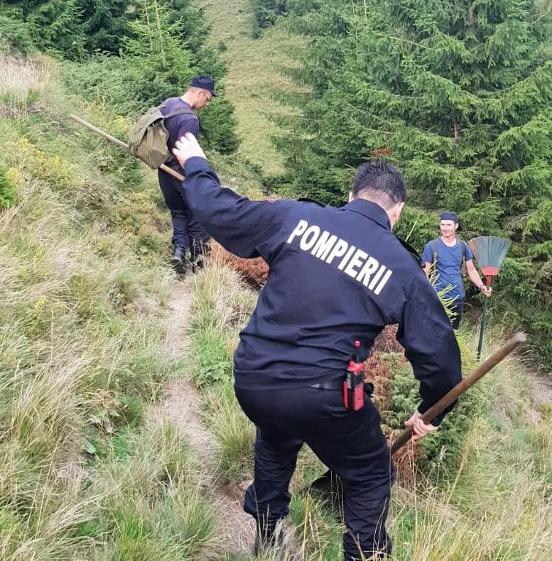 Incendiu la fondul forestier din Azuga. Este o zonă greu accesibilă echipajelor de intervenție VIDEO