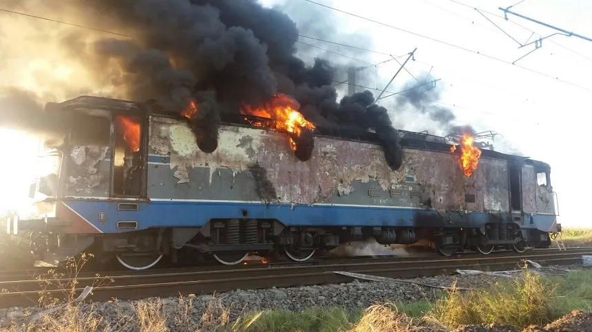 Locomotiva unui tren de marfă, plin cu benzină și motorină, a luat foc în apropiere de Ploiești