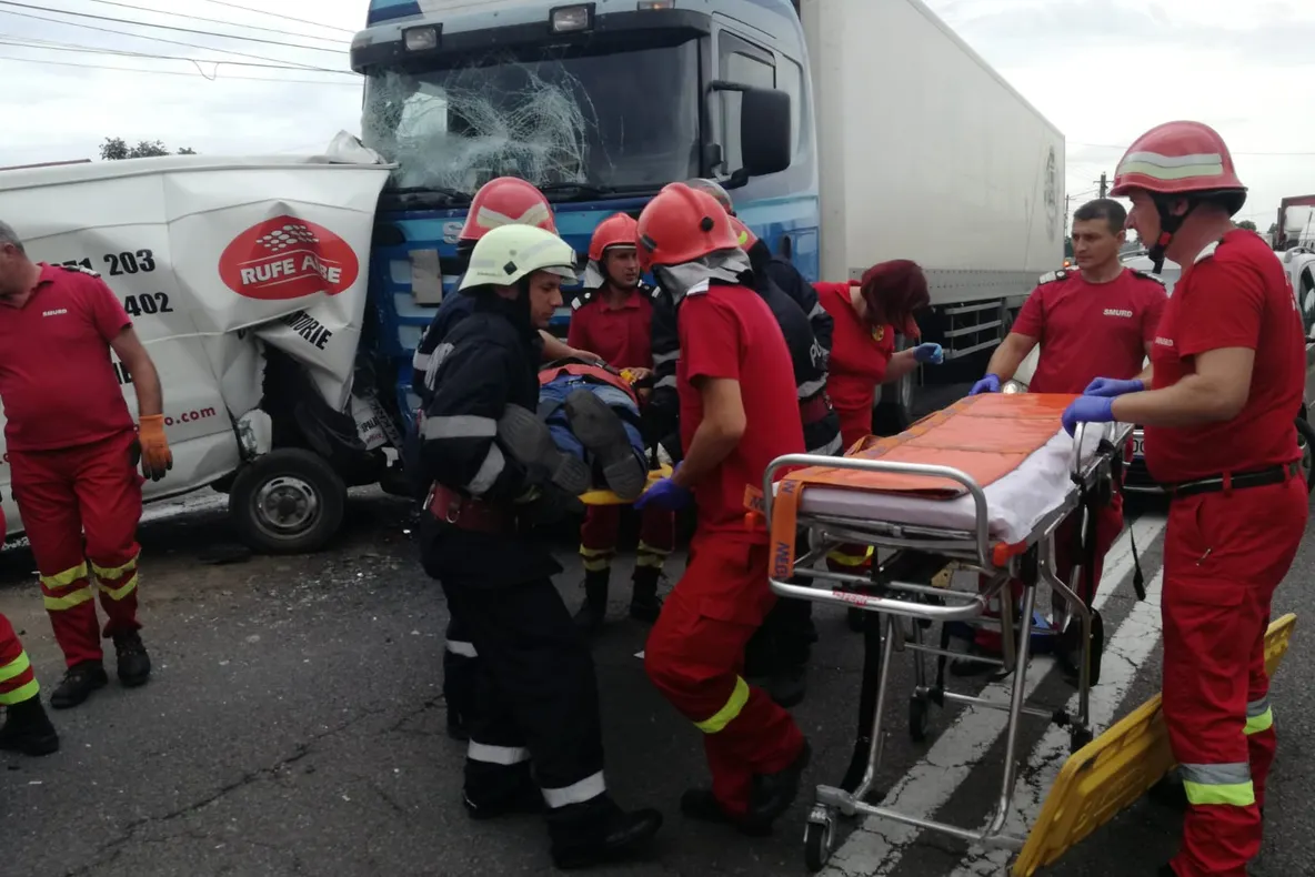 FOTO&amp;VIDEO | Accident grav pe DN1B, în zona localității Chițorani. O persoană încarcerată, iar traficul este blocat