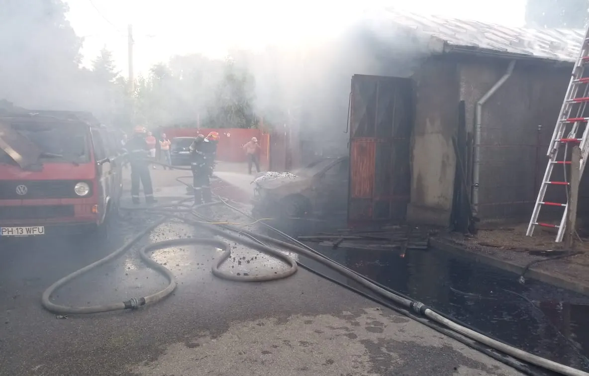 INCENDIU PUTERNIC în Ploiești. Două case și un garaj în care se află două mașini, cuprinse de flăcări  FOTO&amp;VIDEO