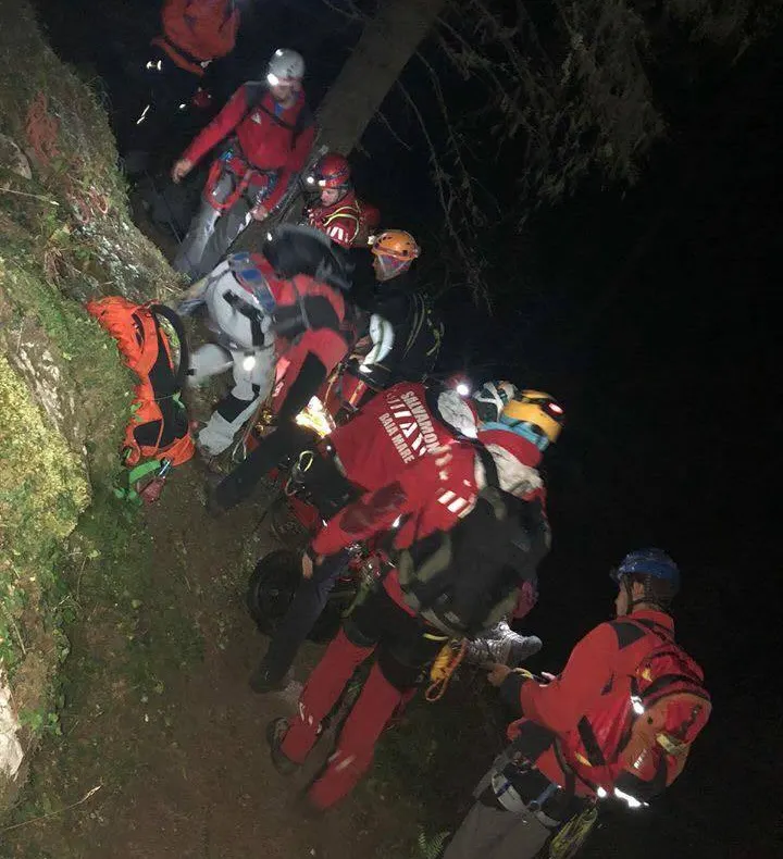 Salvamontiştii din Buşteni au recuperarat trei turişti epuizaţi şi speriaţi după o întâlnire cu un urs