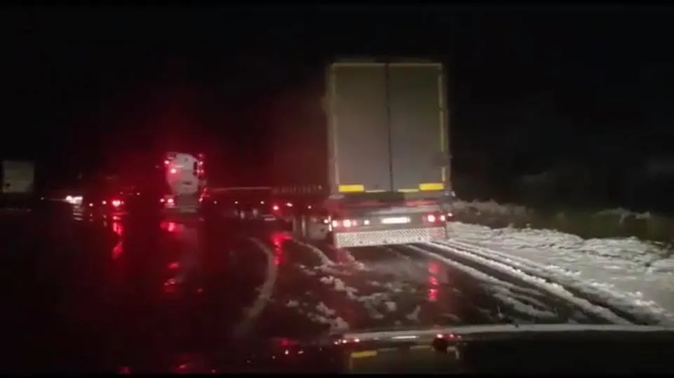 UDATE Drumarii au intervenit pentru curăţarea DN1A în zona localității Cheia VIDEO
