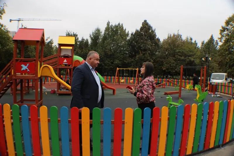 Investiție privată pentru copiii Ploieștiului. Un nou loc de joacă a fost amenajat în Parcul Mihai Viteazul FOTO