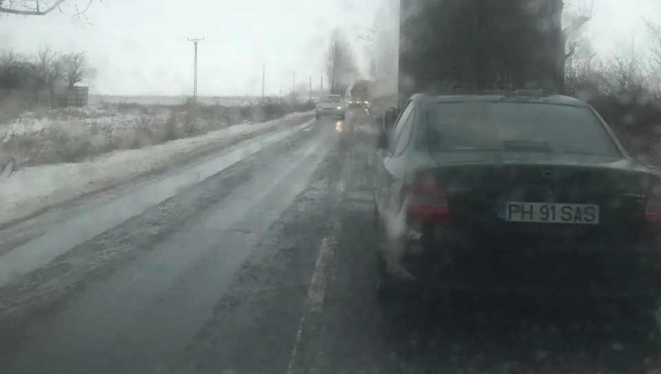 Atenție , șoferi! S-a format coloană de mașini pe DN 1 D, pe tronsonul Albești Paleologu – Sălciile
