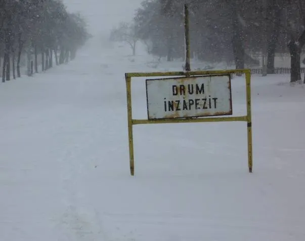 Restricții de tonaj, pe DN 1A, după ce mai multe TIR-uri au rămas blocate în zăpadă