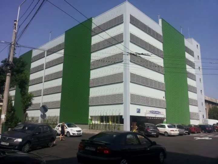 Tentativă de suicid în Ploiești! O fată de 13 ani a vrut să se arunce de pe parcarea supraetajată din centrul orașului