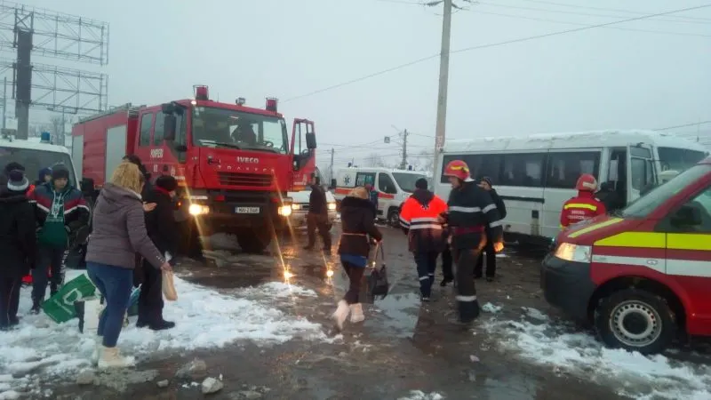 Prahova: Un microbuz cu 21 de persoane a intrat în coliziune cu o autoutilitară. Un copil și doi adulți, transportați la UPU Ploiești | FOTO