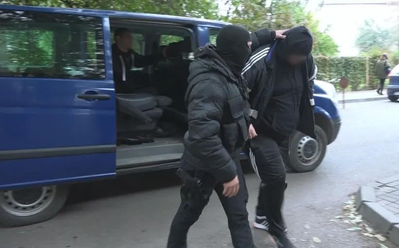 VIDEO| Percheziții în Ploiești la persoane suspecte de furturi din societăți comerciale