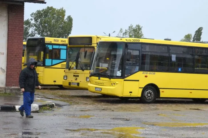 INCREDIBIL Adolescentă rănită la Ploiești după ce a căzut prin geamul unui autobuz TCE!