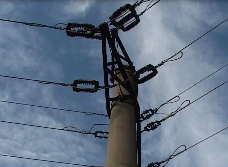 Femeie rănită după prăbușirea unui stâlp de electricitate la Azuga