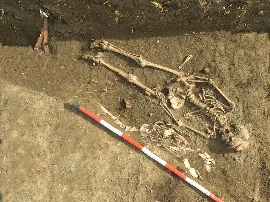 Morminte vechi de mii de ani descoperite în Prahova, la Târgșorul Nou