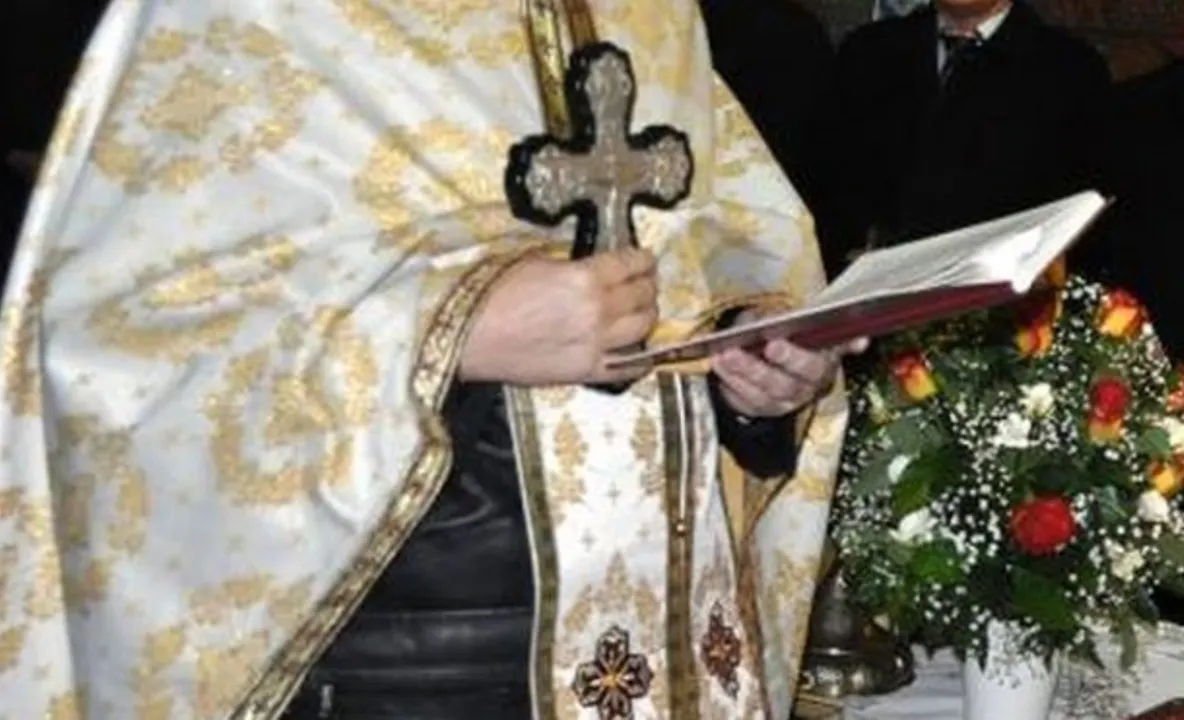 Preotul din Lapoș, acuzat că  a agresat o elevă de clasa a III-a, la ora de Religie