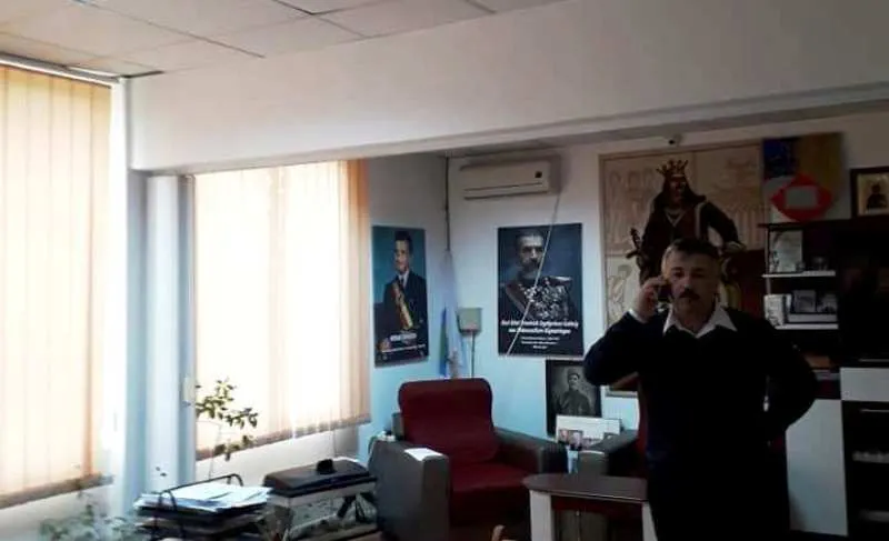 FOTO | Tablou cu Nicolae Ceaușescu, în biroul unui primar PNL din Prahova
