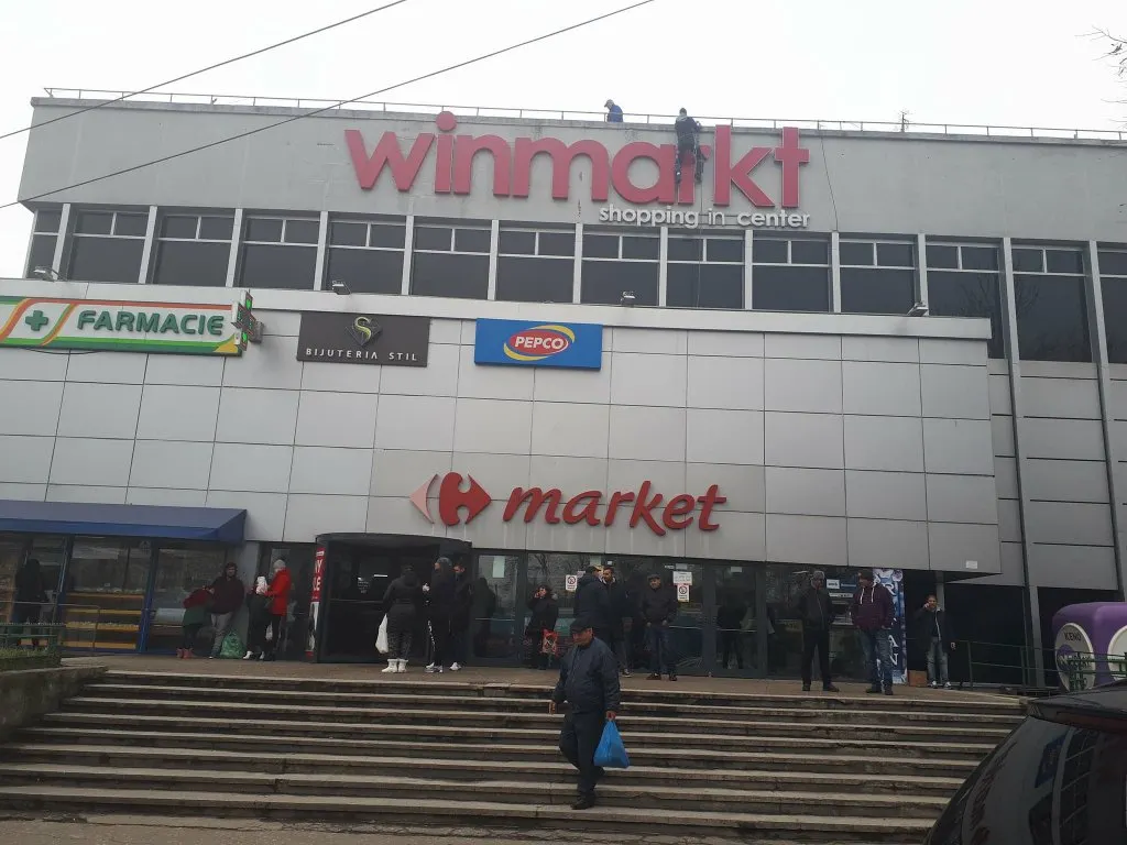 Alertă la magazinul BIG din Ploiești! 120 de persoane evacuate din cauza unui miros suspect!