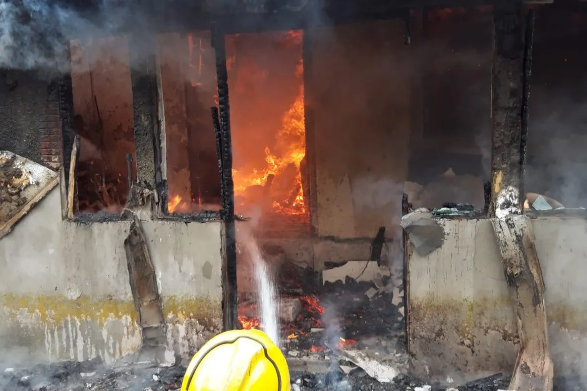 FOTO| Incendiu violent în Prahova. O casă a fost distrusă de flăcări
