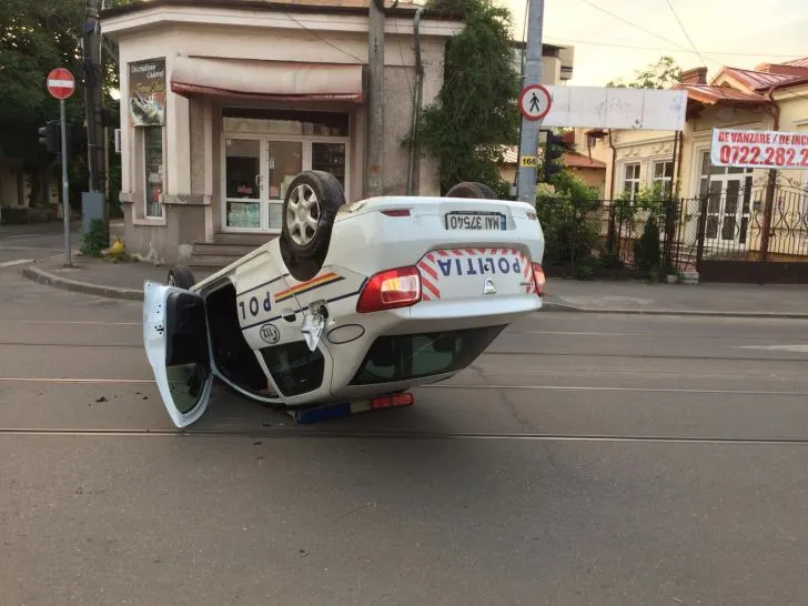 Polițistul care s-a răsturnat cu mașina în centrul Ploieștiului era băut