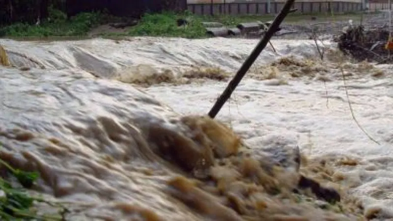 Circulaţia feroviară între Valea Călugărească şi Ploieşti, oprită. Calea ferată e acoperită de ape!