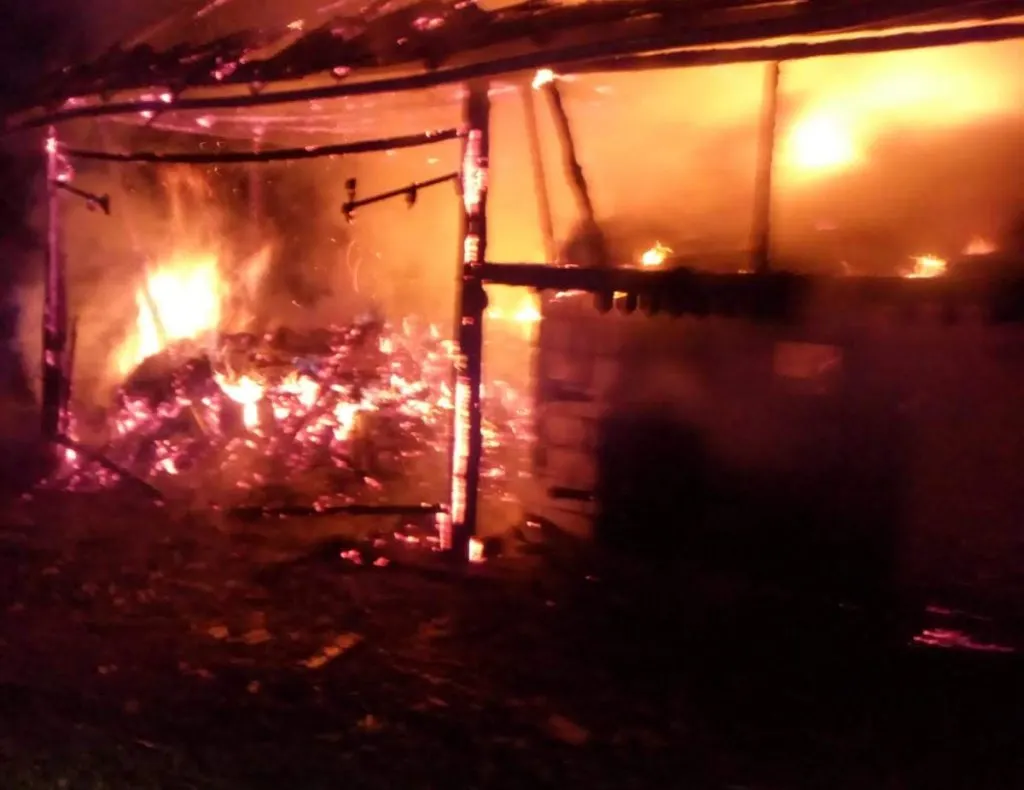 VIDEO| Incendiu violent la o fermă din Prahova. Au ars 100 tone de baloți din paie