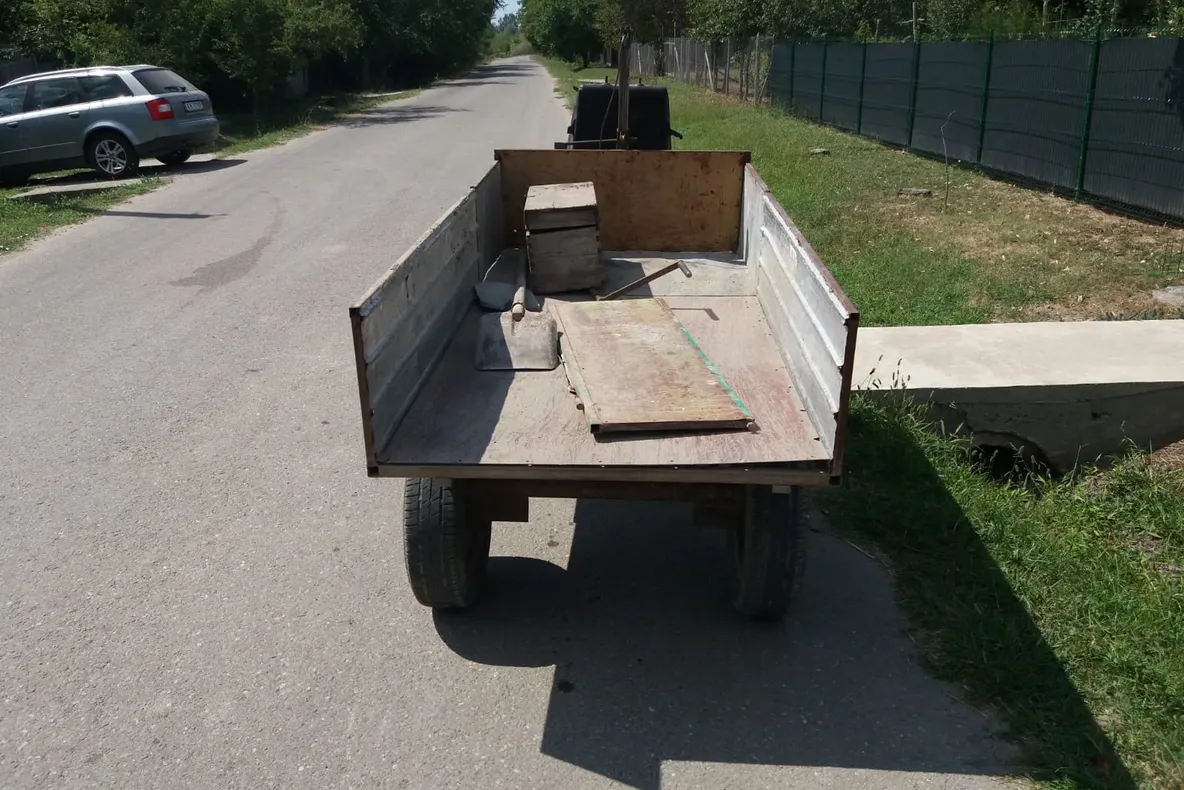 O fetiță de 11 ani și mama sa au ajuns la spital după ce au căzut dintr-o remorcă improvizată
