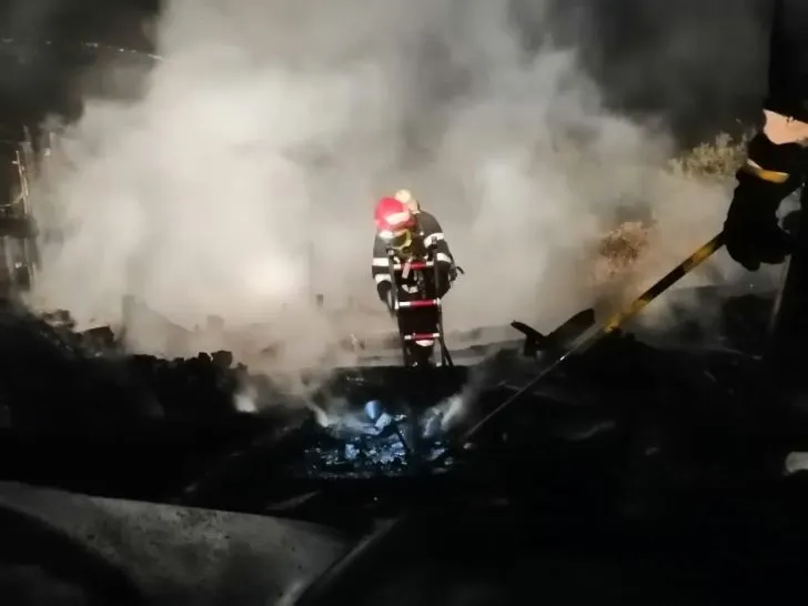 FOTO/ VIDEO  Două locuinţe distruse de flăcări la Blejoi