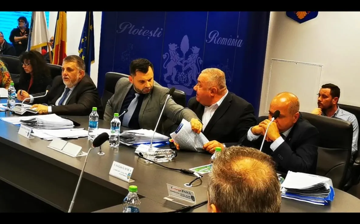 VIDEO| Ieșire nervoasă a viceprimarului Ganea  în timpul ședinței CL Ploiești: Ați dat lucrarea cu încredințare directă unei firme! Ia mâna de pe documentele mele