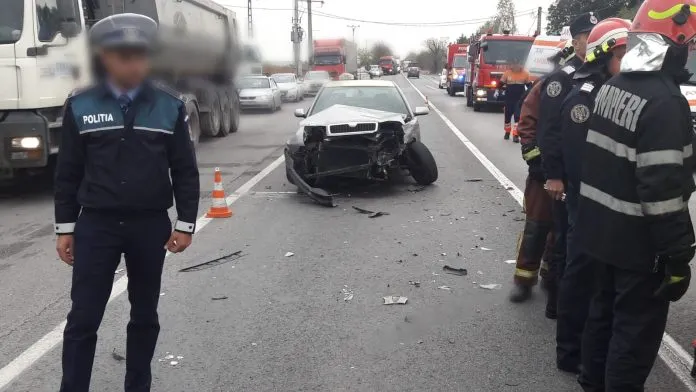 FOTO / Un taxi și un microbuz cu 7 pasageri, implicate într-un accident la intrarea în Ploiești!