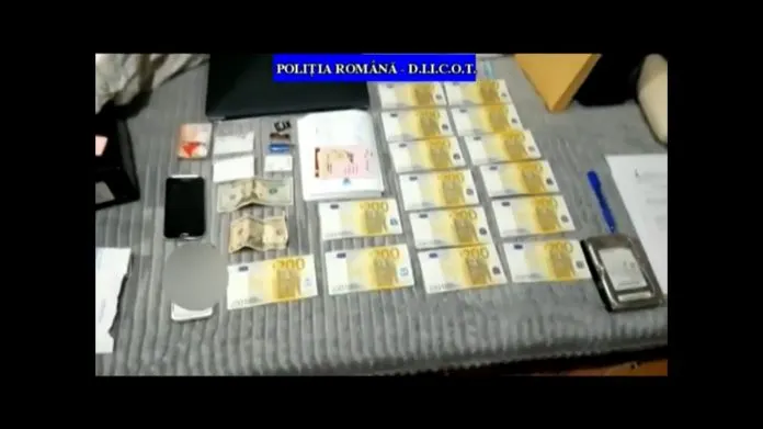 VIDEO - Anchetă DIICOT Ploiești într-un dosar de fraudă informatică. Metoda inedită prin care doi bărbați au furat banii din conturile unor persoane, folosindu-se de numerele lor de telefon
