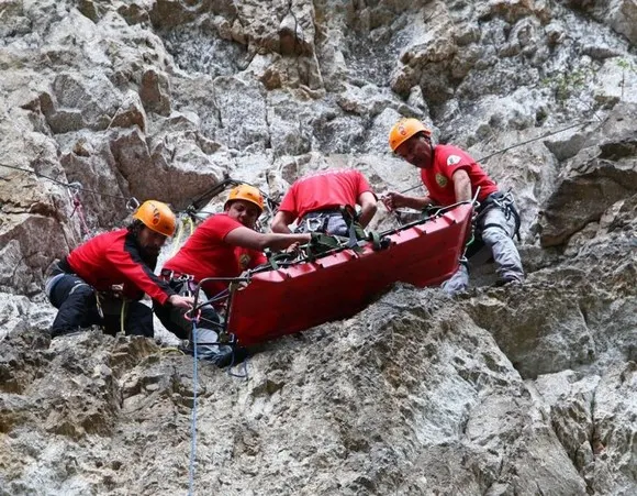Zece copii și șase adulți, blocați pe un traseu dificil din Bucegi!