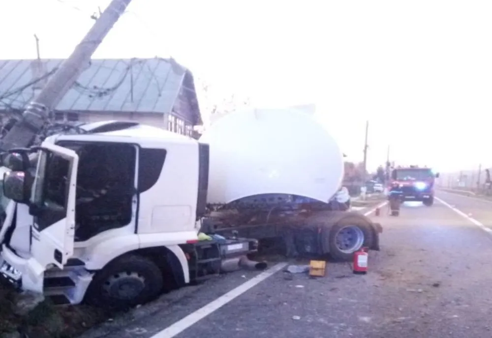 FOTO Accident pe DN1, la Comarnic. O cisternă plină cu combustibil a intrat într-un stâlp electric