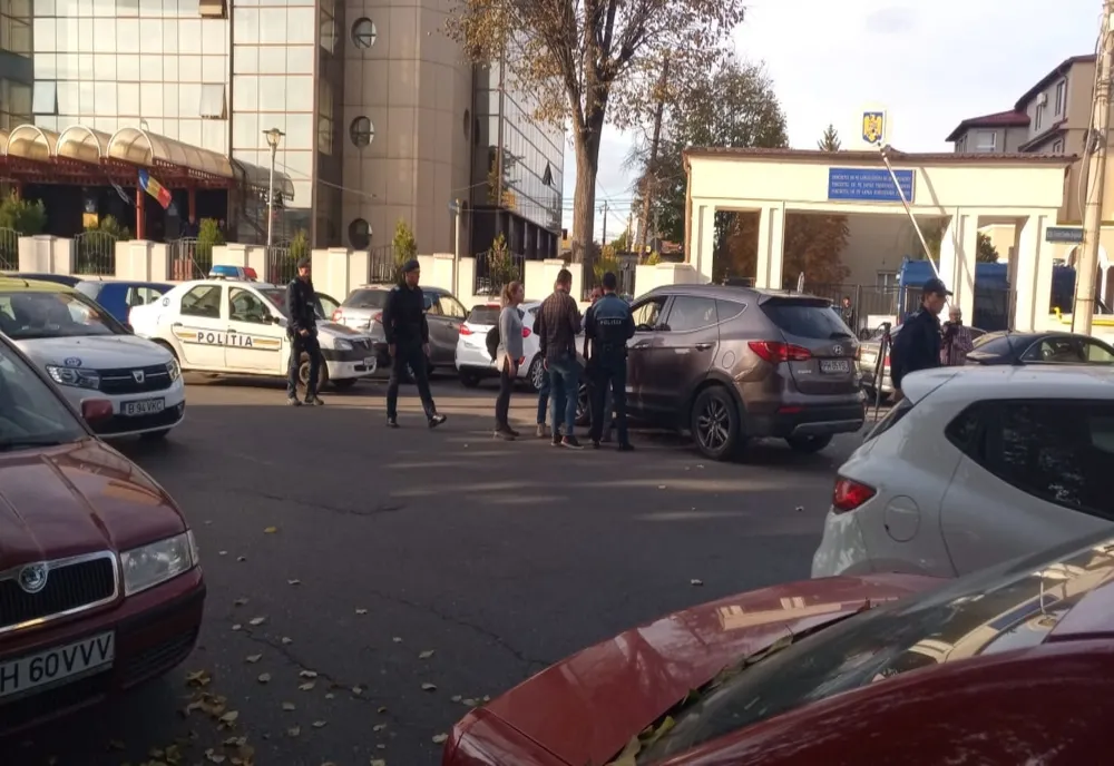 VIDEO| Interlopii au atacat un bărbat, bănuit că a fi denunțător, chiar în fața sediului DIICOT Ploiești