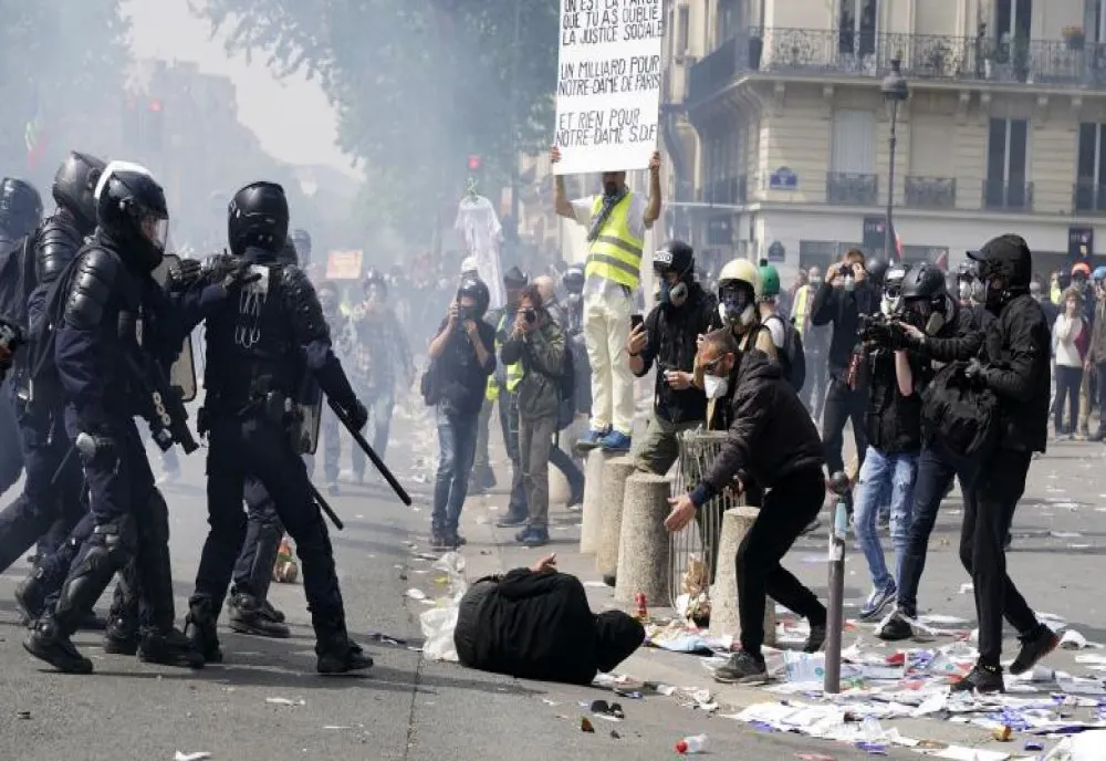 Violenţe la Paris. Manifestanţii au răsturnat maşini şi au dat foc pubelelor, jandarmii au răspuns cu gaze lacrimogene