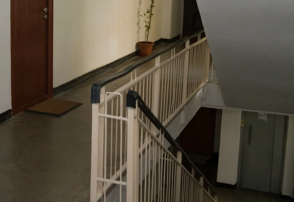 Un bărbat din Plopeni a murit după ce a căzut de la etajul 4 