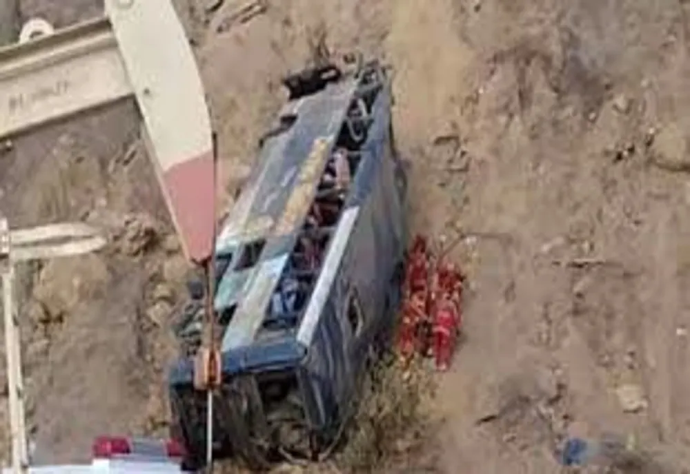 PERU - Un autocar cu o echipă de fotbal a căzut într-o prăpastie. 12 persoane au fost grav rănite și 8 au murit pe loc