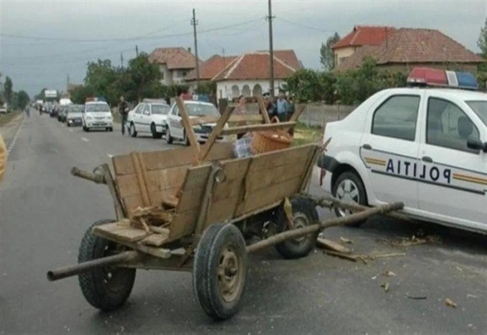 Căruță spulberată de un microbuz cu pasageri, pe DN1A, în localitatea Gura Vitioarei 