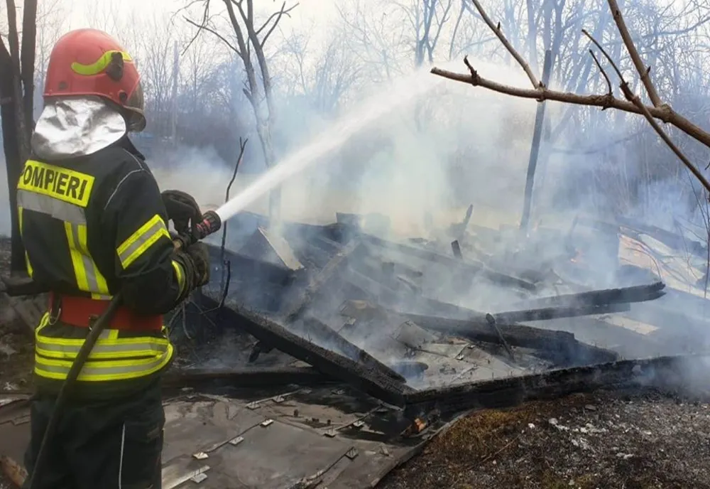 Incendiu violent la un service auto din Ploiești 