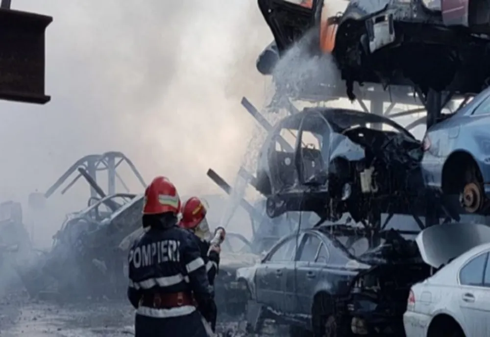 Incendiu într-un parc de dezmembrări auto din Bucov
