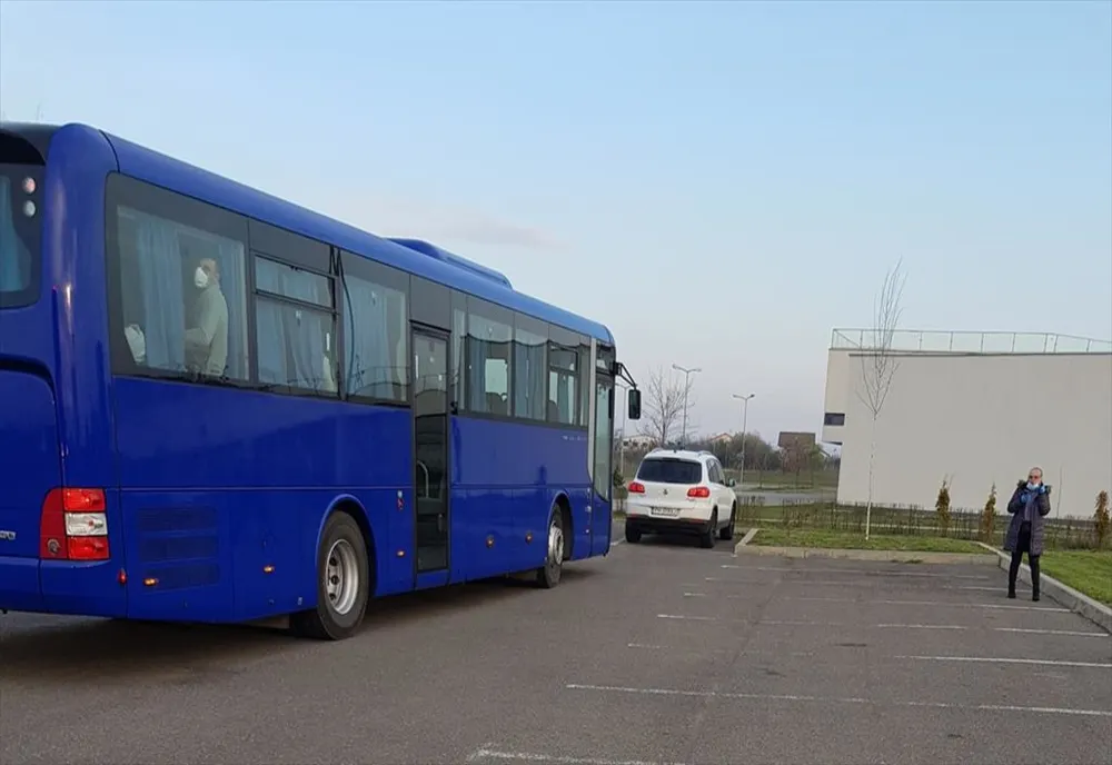 Autocar plin cu prahoveni care trebuie să intre în carantină, parcat în Parcul Municipal Ploiești de câteva ore pentru că nu sunt spații de cazare! 