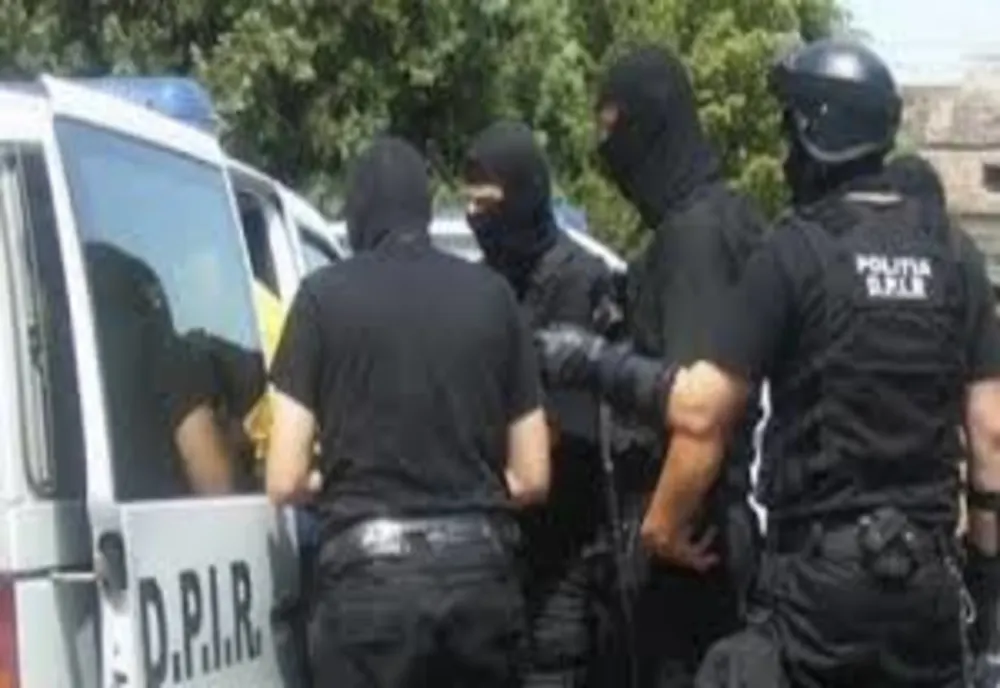 Percheziții în 11 județe pentru destructurarea unei grupări suspectată de mai multe infracțiuni 